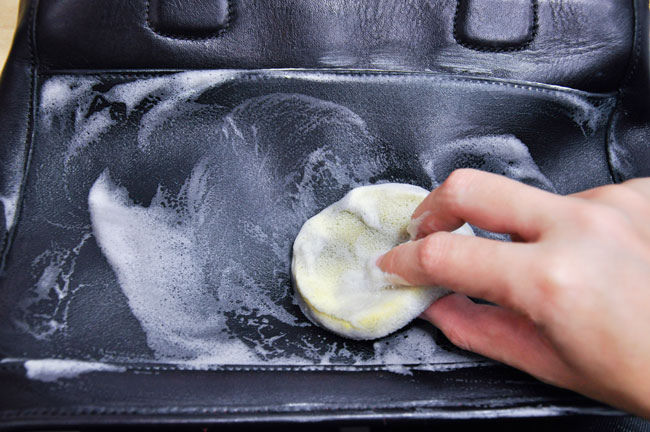 Чистка кожаных изделий