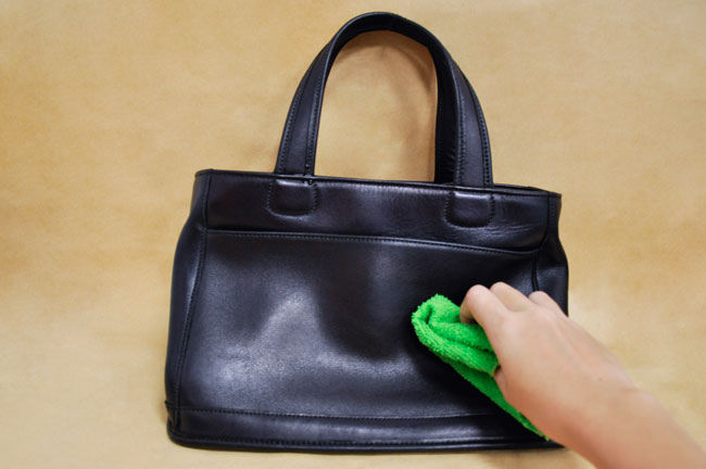 Чистка кожаной сумки